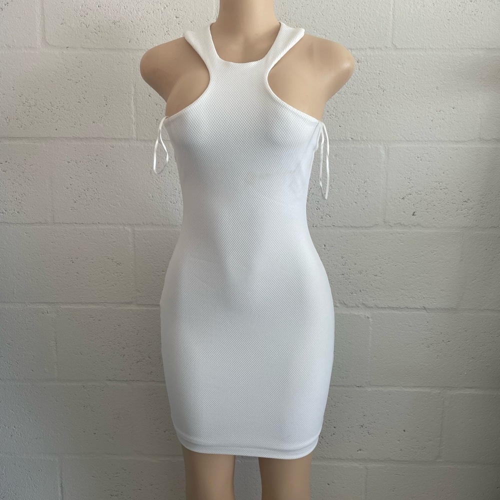 Elegant White Sleeveless Dress